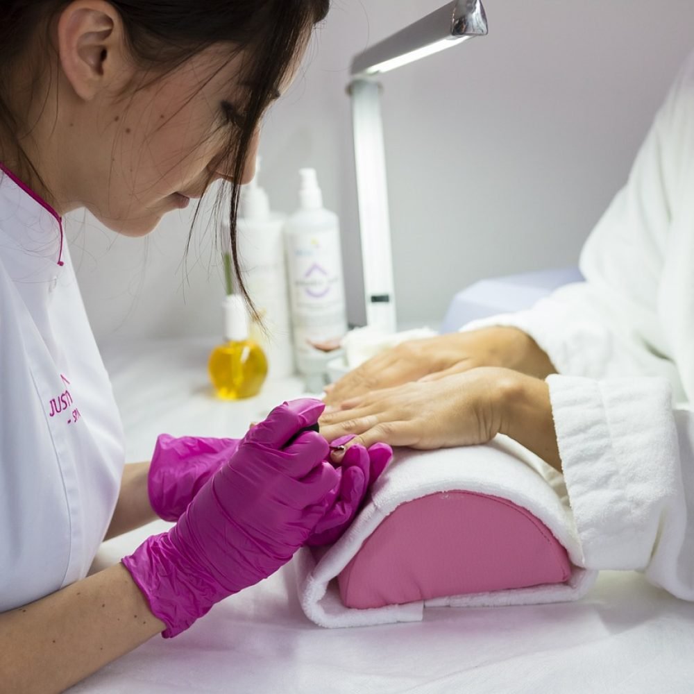 beautician-5529805_1280